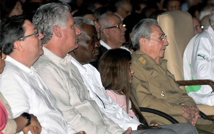 Raúl Castro presencia gala por el cumpleaños 90 de Fidel.