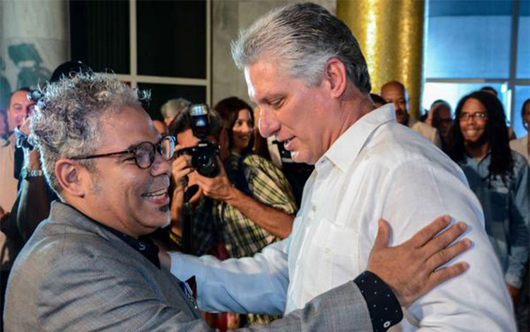 Saxofonista César López recibe Distinción por la Cultura Nacional, de manos de Miguel Díaz-Canel.