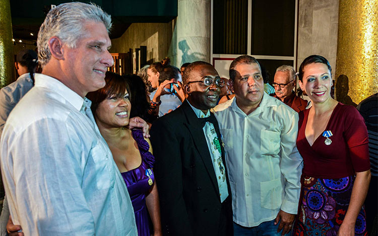 Vionaika Martínez, Alejandro Sánchez Camps e Irina Toledo Rocha, villaclareños que recibieron la Distinción por la Cultura Nacional. Vionaika Martínez, Alejandro Sánchez Camps e Irina Toledo Rocha, villaclareños que recibieron la Distinción por la Cultura Nacional.