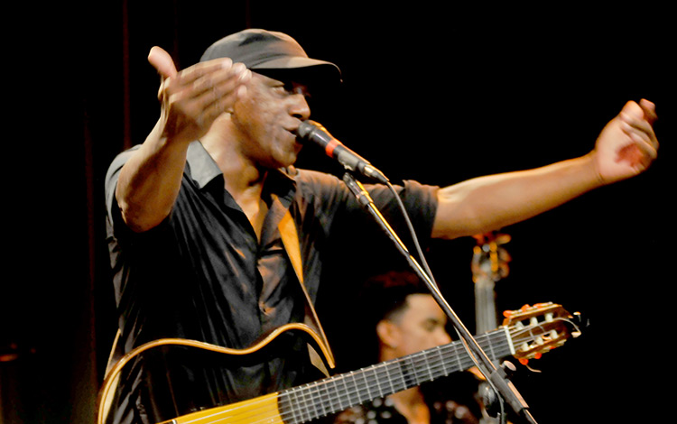 Cantante Tony Ávila en el teatro La Caridad