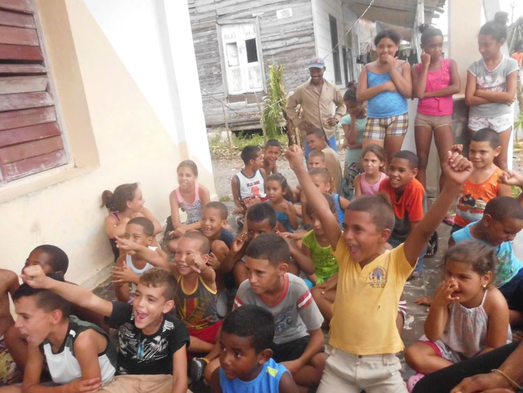 Niños de comunidades afectadas por huracán Irma disfrutan presentación de brigada artí­stica.