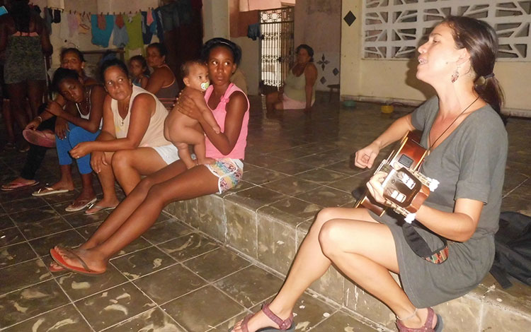 Trovadora Yaíma Orozco, integrante de la brigada artística que recorre zonas afectadas por el huracán Irma en Villa Clara.