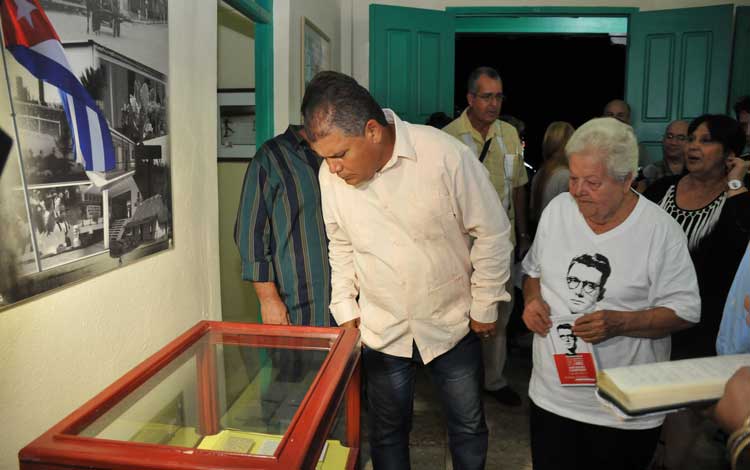 El primer secretario, Julio Ramiro Lima Corzo, junto a Rosario Gladys Rodríguez López, amiga de la familia Santamaría Cuadrado, en la casa natal de Abel.