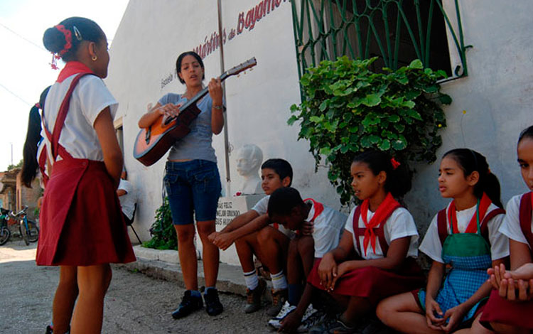 Instructura de arte con sus alumnos.