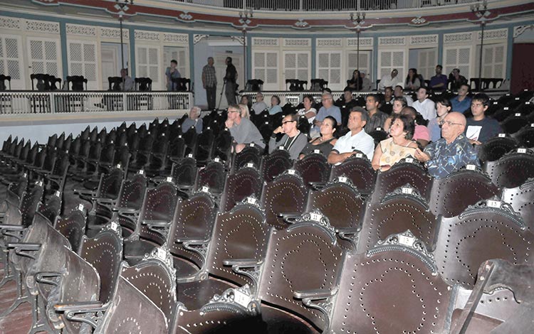 Público en concierto del Teatro Lí­rico Nacional de Cuba, en teatro La Caridad, Santa Clara.