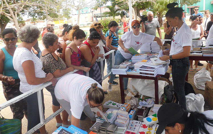 Venta de libros en homenaje a Enrique Núñez Rodrí­guez, en Quemado de Gí¼ines.