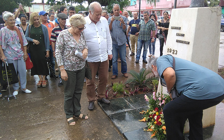 Colocación de ofrenca floral en honor a Enrique Núñez Rodrí­guez.