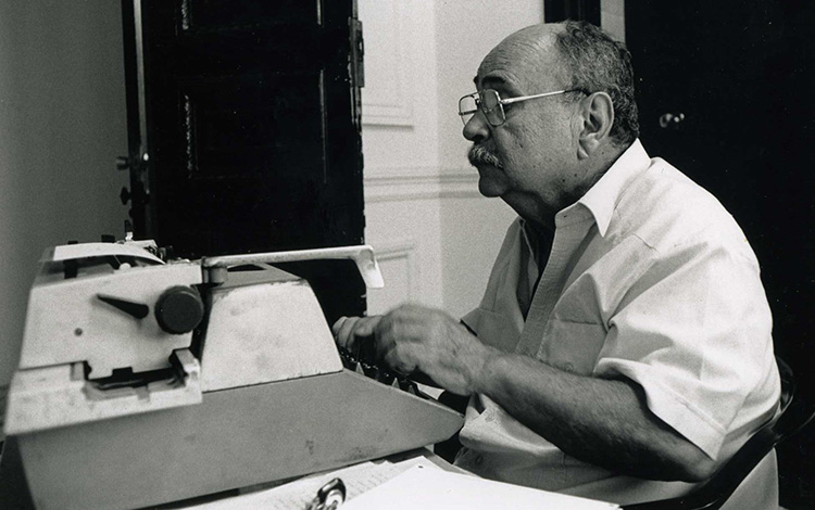 Enrique Núñez Rodrí­guez escribiendo.