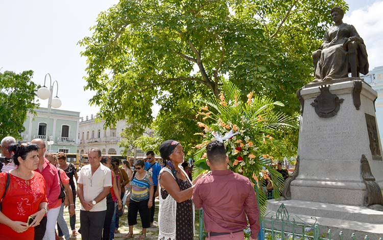 Ofrenda floral a Marta Abreu