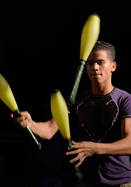 Carlos Alberto, marabarista del Circo Nacional de Cuba.