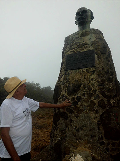 Ramón Silverio, director del Centro Cultural El Mejunje, ante el busto de José Martí­ en el Pico Turquino.