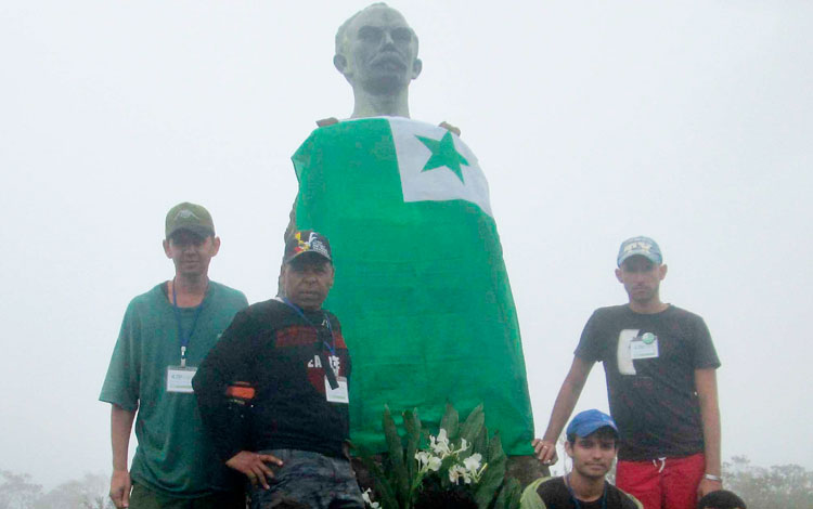 Grupo de esperantistas cubanos en el Pico Turquino.