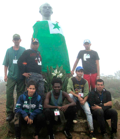 Grupo de esperantistas cubanos en el Pico Turquino.