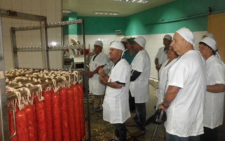 Melaí­to visita Fábrica ílamo en Camajuaní­