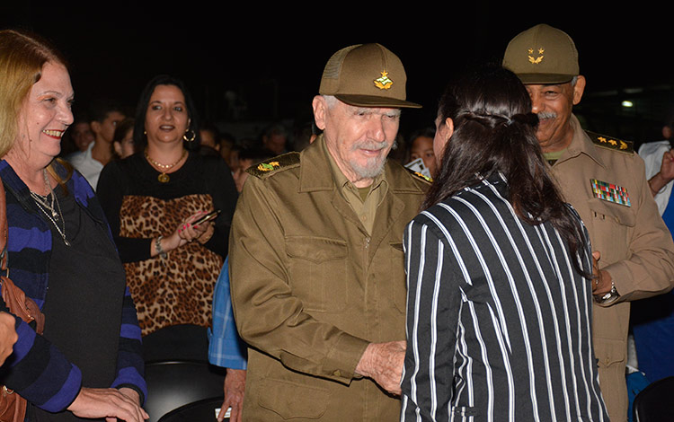 Comandante de la Revolución Ramiro Valdés saluda a a cantante Annie Garcés.