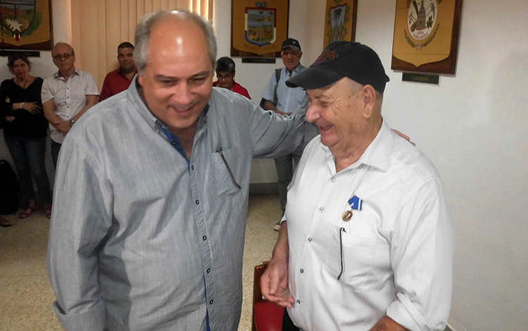 Ministro de Cultura de Cuba, Alpidio Alonso, y caricaturista Pedro Méndez, condecorado con la Medalla Alejo Carpentier.