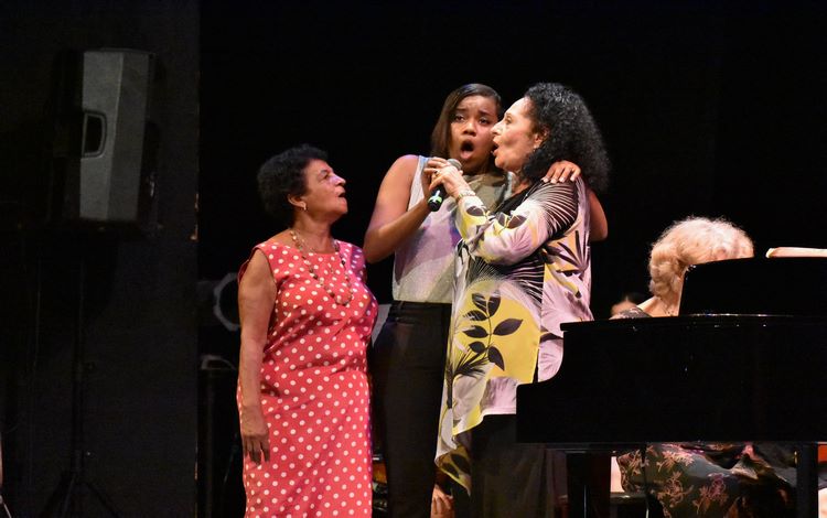 Beatriz Márquez canta con dos mujeres del público en el teatro La Caridad, de Santa Clara.