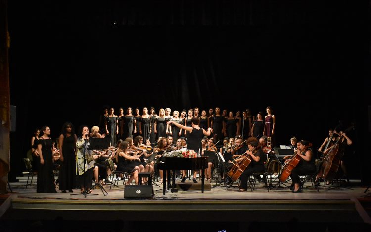 La cntante Beatriz Márquez, junto a la corales Vocal Luna y Coral Musa, así como pianista Freyda Anido una orquesata sinfónica compuesta mayoritariamente por mujeres.