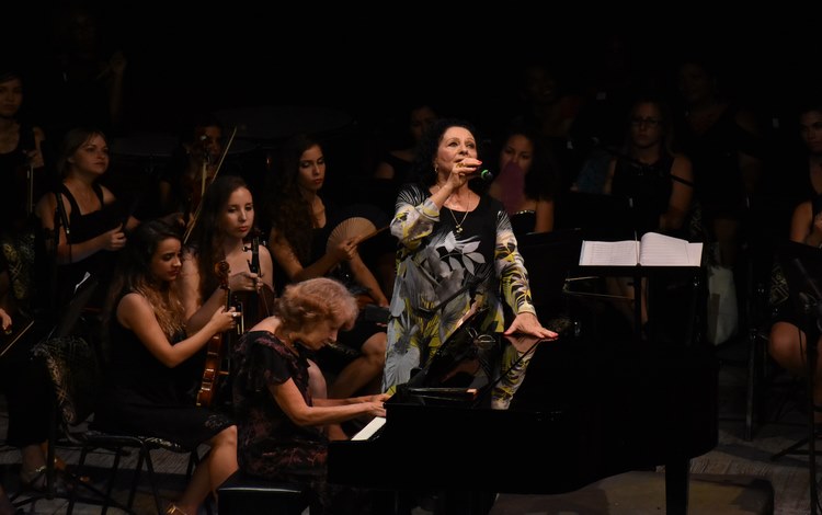 Beatriz Márquez acompañada por la pianista Freyda Anido.