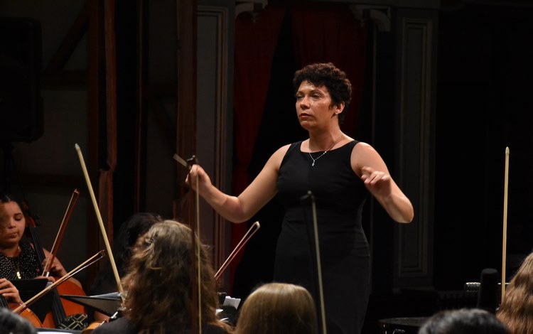 Irina Toledo dirige orquesta en el concierto final del Encuentro Todas las musas todas.