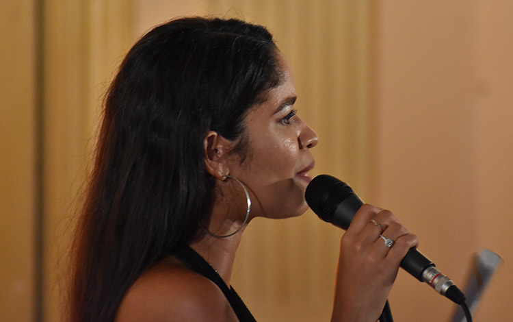 Cantante Luna Manzanares.