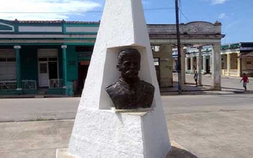 Obelisco construido después del busto original de Alfredo Gómez, dedicado al coronel mambí Vidal Caro.