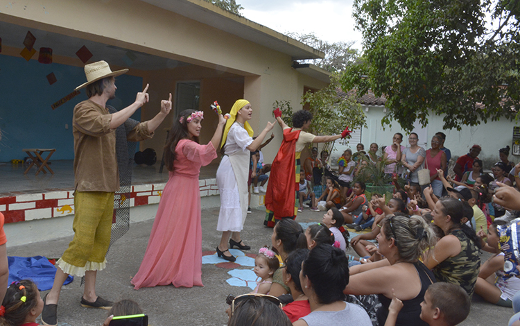 Actividad cultural en comunidad de Villa Clara.