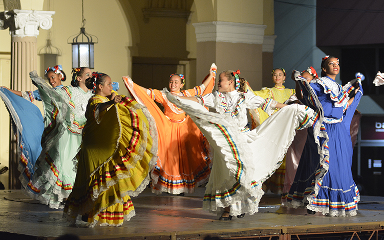 Conjunto danzario Nuestra América, en jornada Para Bailar en Casa del Trompo.