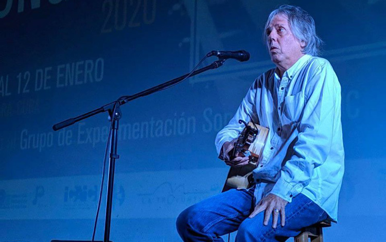 En el primer día de Longina, el teatro universitario acogió al cantautor Alejandro García (Virulo)