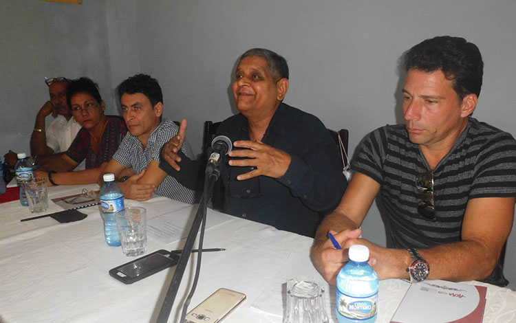 Dámaso Crespo, presidente nacional de la ACCA en asamblea de artesanos villaclareños.