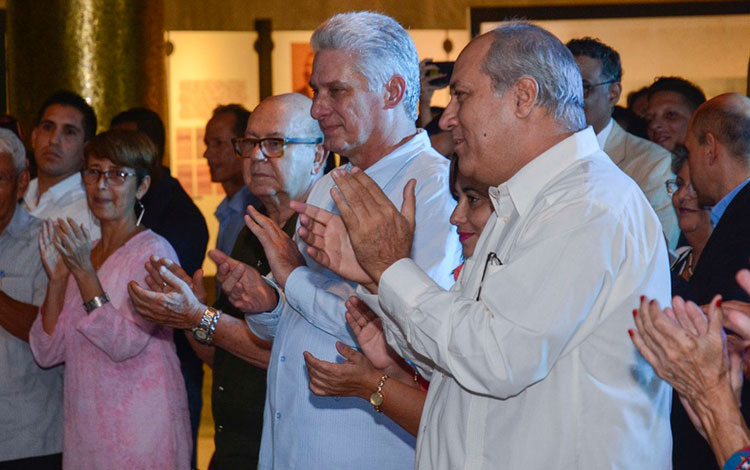 Presidente cubano, Miguel Díaz-Canel Bermúdez, junto al ministro de Cultura, Alpidio Alonso Grau, en entrega del Premio Maestro de Juventudes.