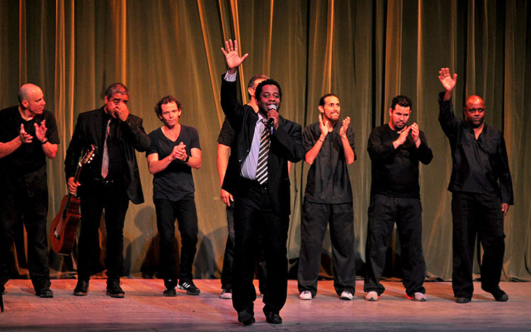 Humoristas cubanos en actuación en el teatro La Caridad, Santa Clara.