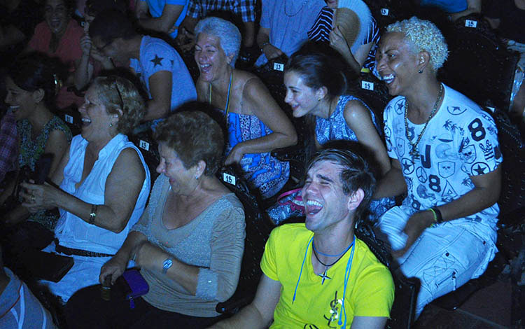 Público disfrutando de espectáculo humorí­stico.
