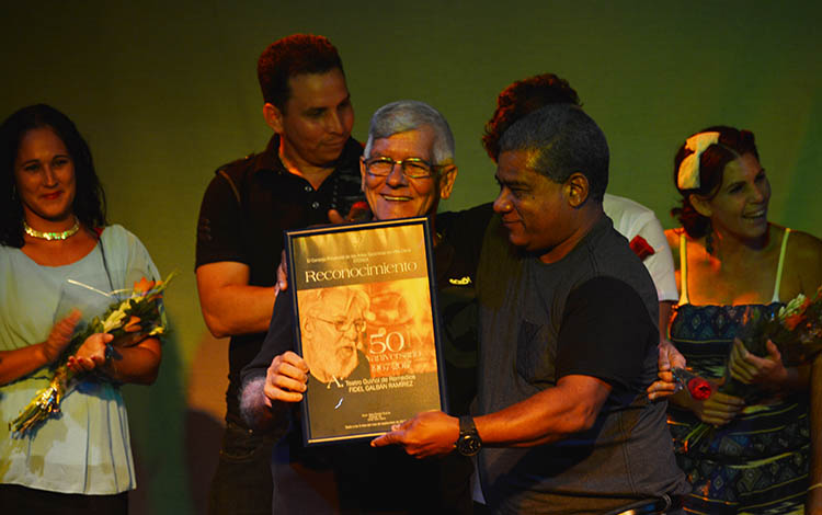 Jorge Luis Rojas Garcí­a, director generaldel Guiñol de Remedios recibe reconocimiento por aniversario 50 del grupo.