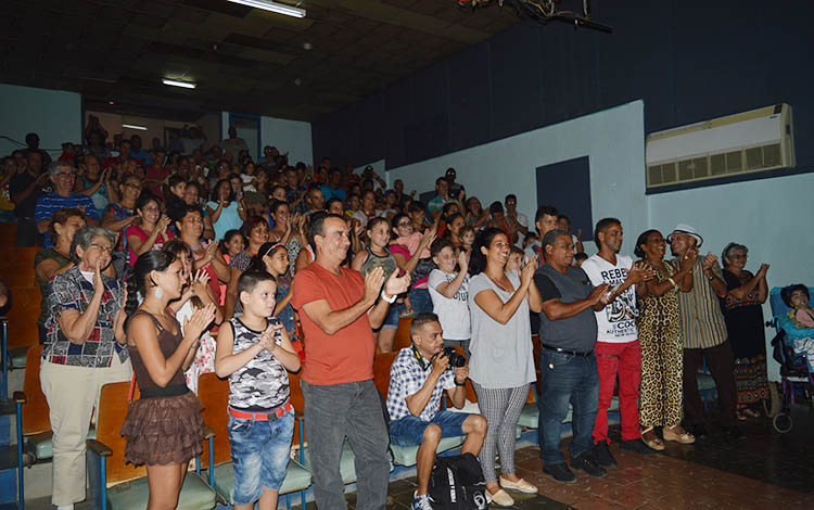 Público aplaude presentación del Teatro Guiñol de Remedios, de Villa Clara, Cuba, en su aniversario 50.