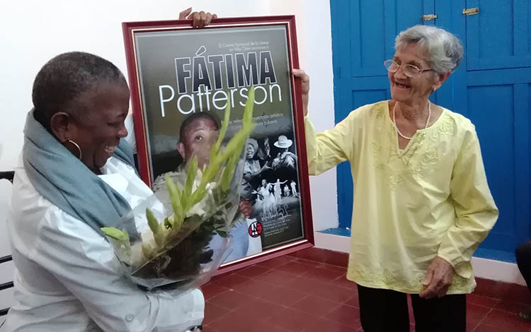  Fátima Patterson recibió un reconocmiento de la Uneac de Villa Clara por su «relevante trayectoria artística y su aporte a la cultura cubana». En la imagen Marta Anido, vicepresidenta de la Uneac, hizo entrega del galardón.