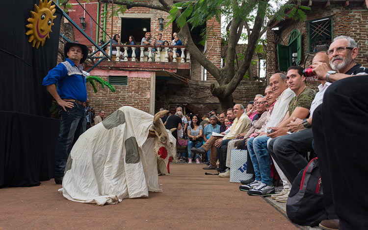 Tí­teres en entrega de Premio Nacional de Teatro a Armando Morales.