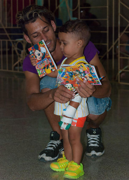 Actor del grupo Alánimo junto a niño paciente del hospital pediátrico de Villa Clara.