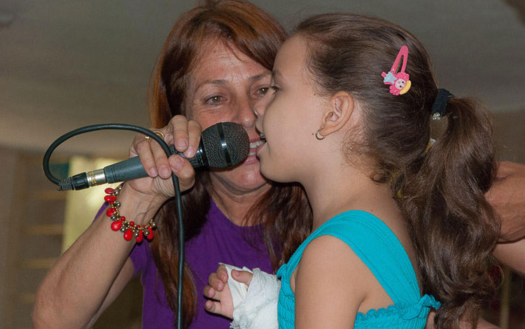 Carmen Margolles, directora del grupo Alánimo, junto a una paciente del hospital pediátrico.