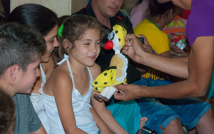 Actores del grupo Alánimo intercambian con niños en hospital pediátrico de Villa Clara.