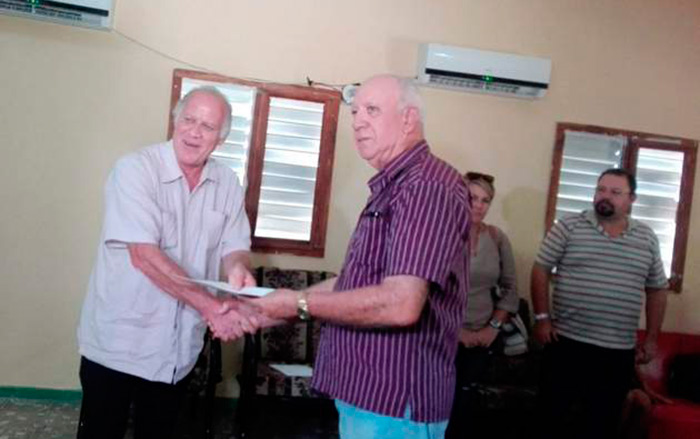 Viceministro de cultura Fernando Rojas entre a Rafael González, directora del Grupo Teatro Escambray, felicitación enviada por el presidente Miguel Díaz-Canel Bermúdez.