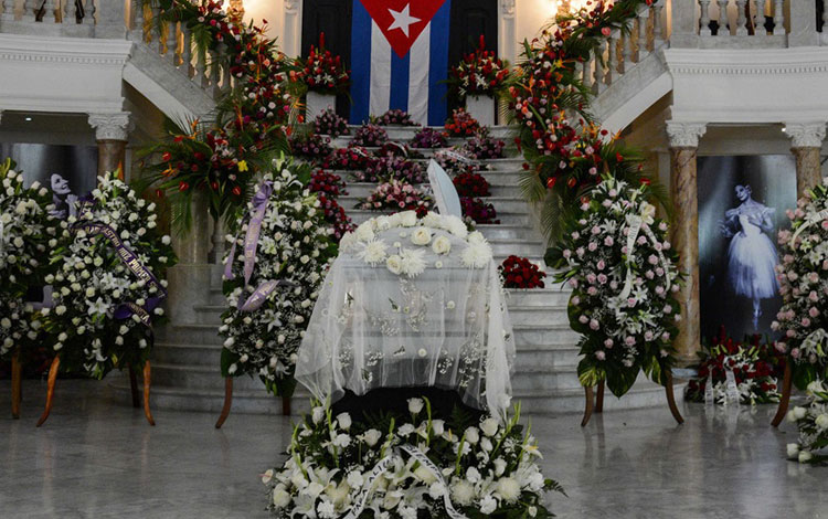 Honras fúnebres a Alicia Alonso en el vestíbulo del Gran Teatro de La Habana.