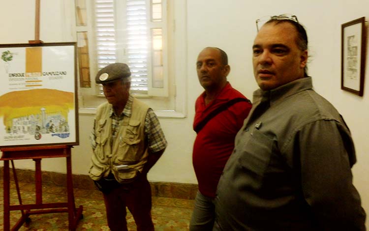 Antonio Pérez Santos, presidente de la Uneac, junto a parte del colectivo de Melaíto.