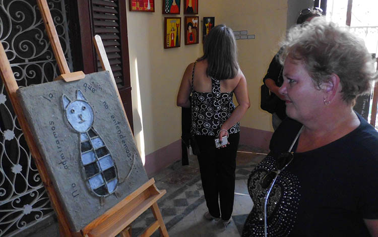 Público en exposición dedicada a los gatos.