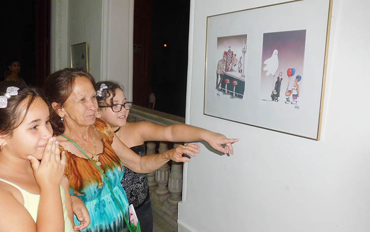 Público en exposición de Alfredo Martirena.