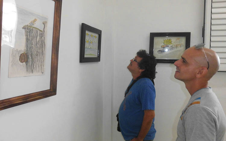 Público en exposición de Adalberto Linares y Roland en galería Leopoldo Romañach, de Caibarién.