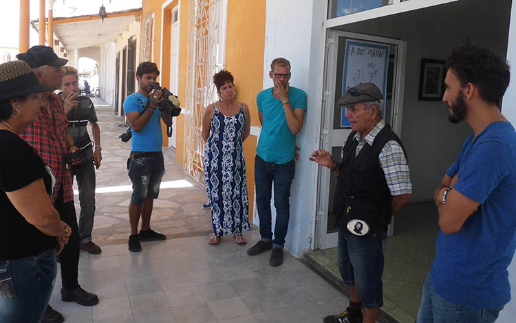 Rolando González Reyes (Roland) pronuncia palabras de agradecimiento en inauguración de exposición en Caibarién.