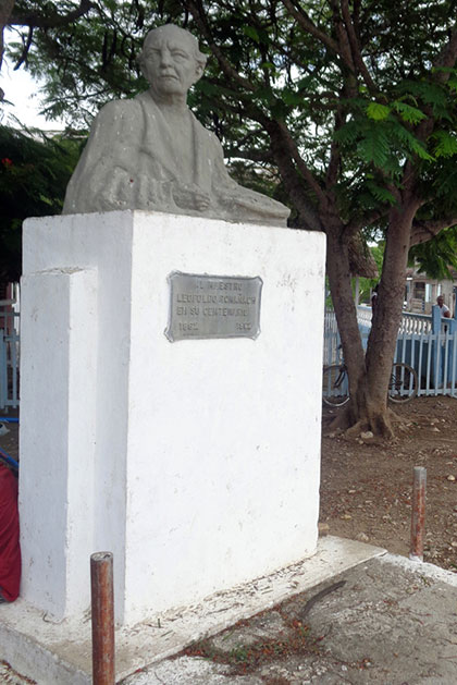 Monumento por el centenario del pintor cubano Leopoldo Romañach, en Sierra Morena, Corralillo, Villa Clara.