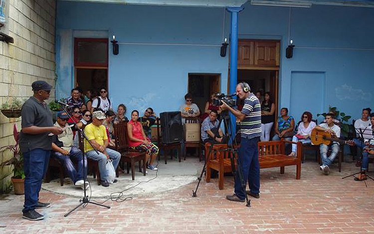 Profesor Amí­lkar Chacón inagura Salón Provincial de Estudiantes de Artes Plásticas.