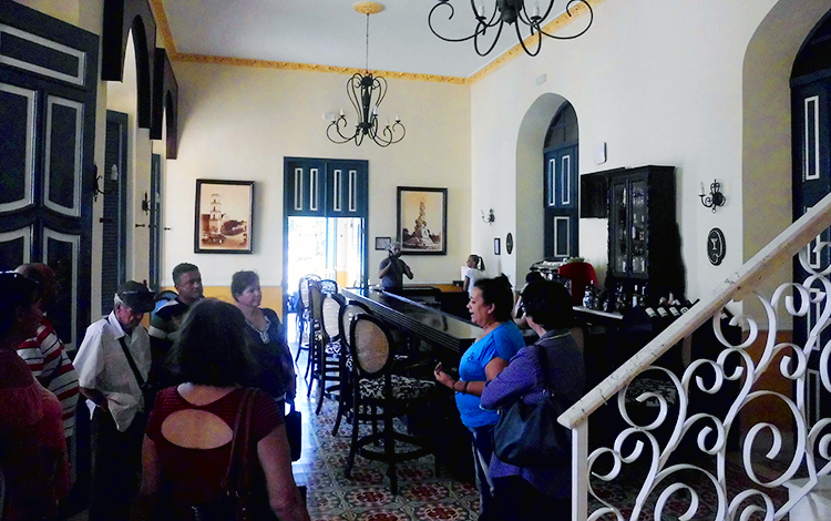 Colectivo de la publicación humorí­stica Melaí­to visita el Hotel Real, en Remedios.